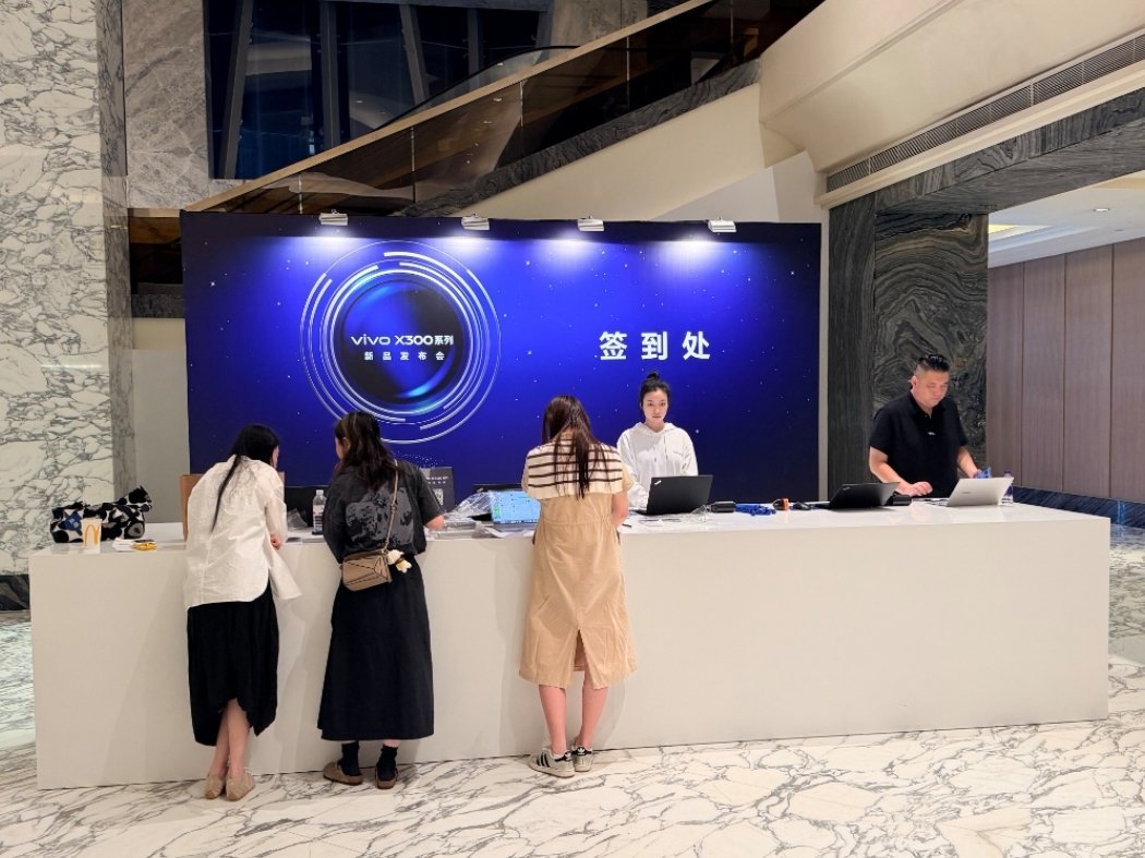 终于到上海了，坐等明天vivo X300系列的亮相[偷笑][偷笑] ​​​