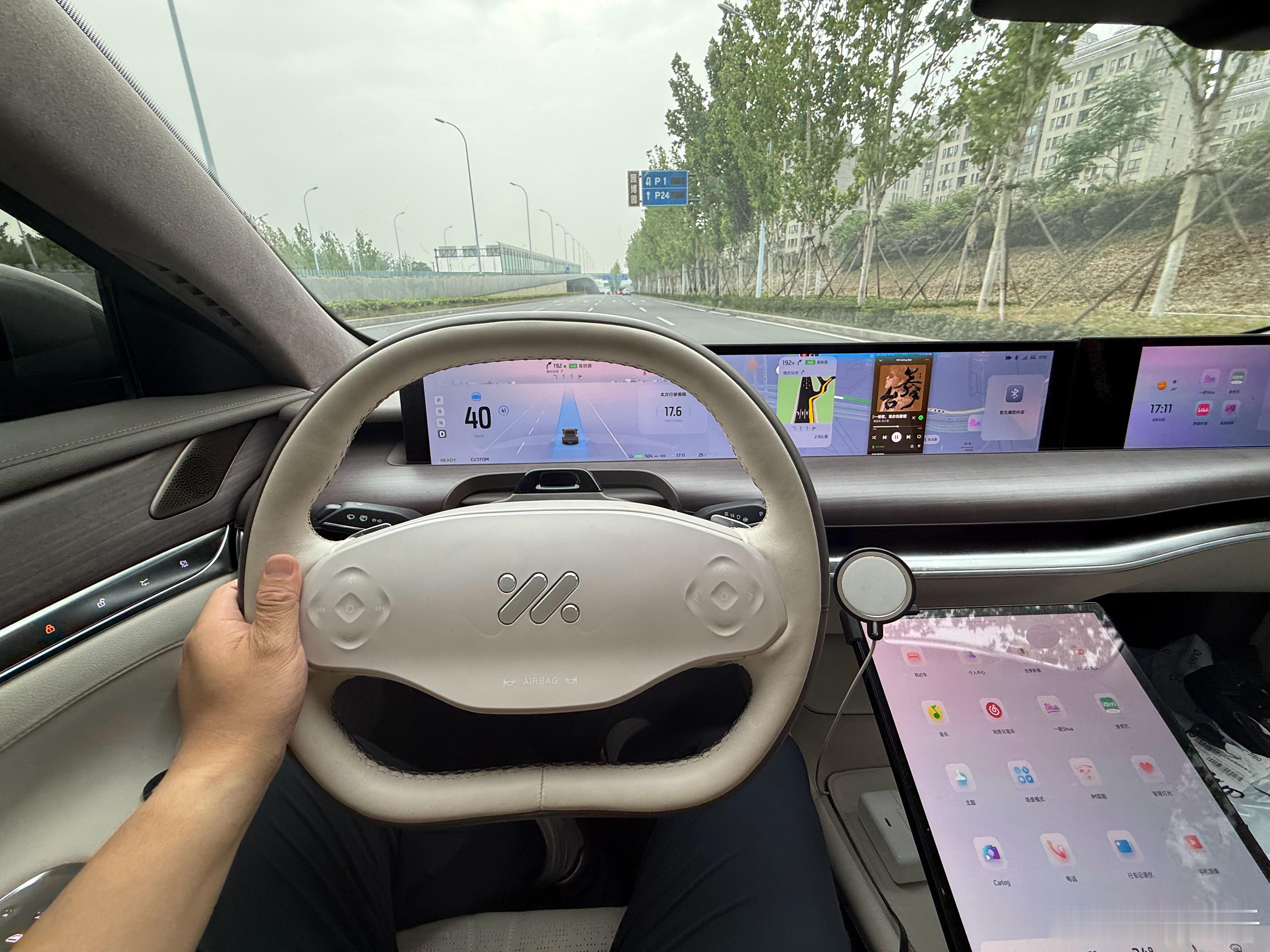 开智己最喜欢的功能iPhone可以AirPlay镜像到车机大屏上方便喵WX啥的，