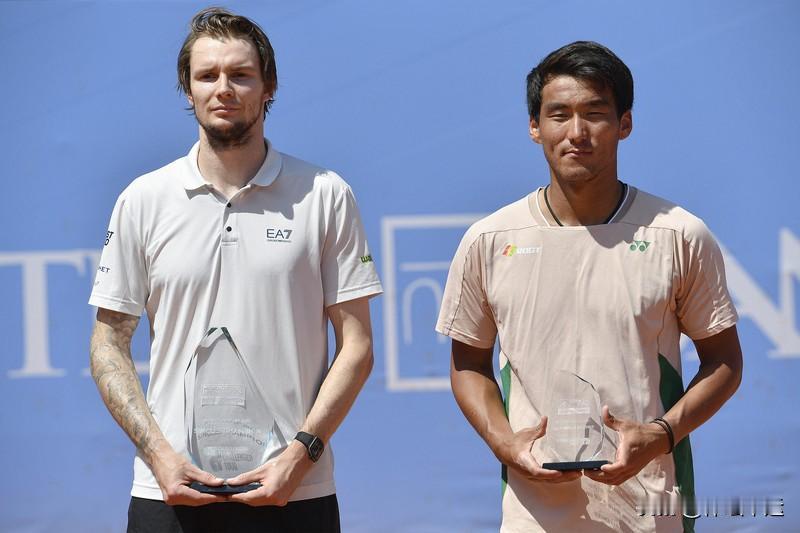 网球比赛最新动态🆕⬇️⬇️

刚刚结束的男子单打首轮，头号种子浙江选手布云朝克