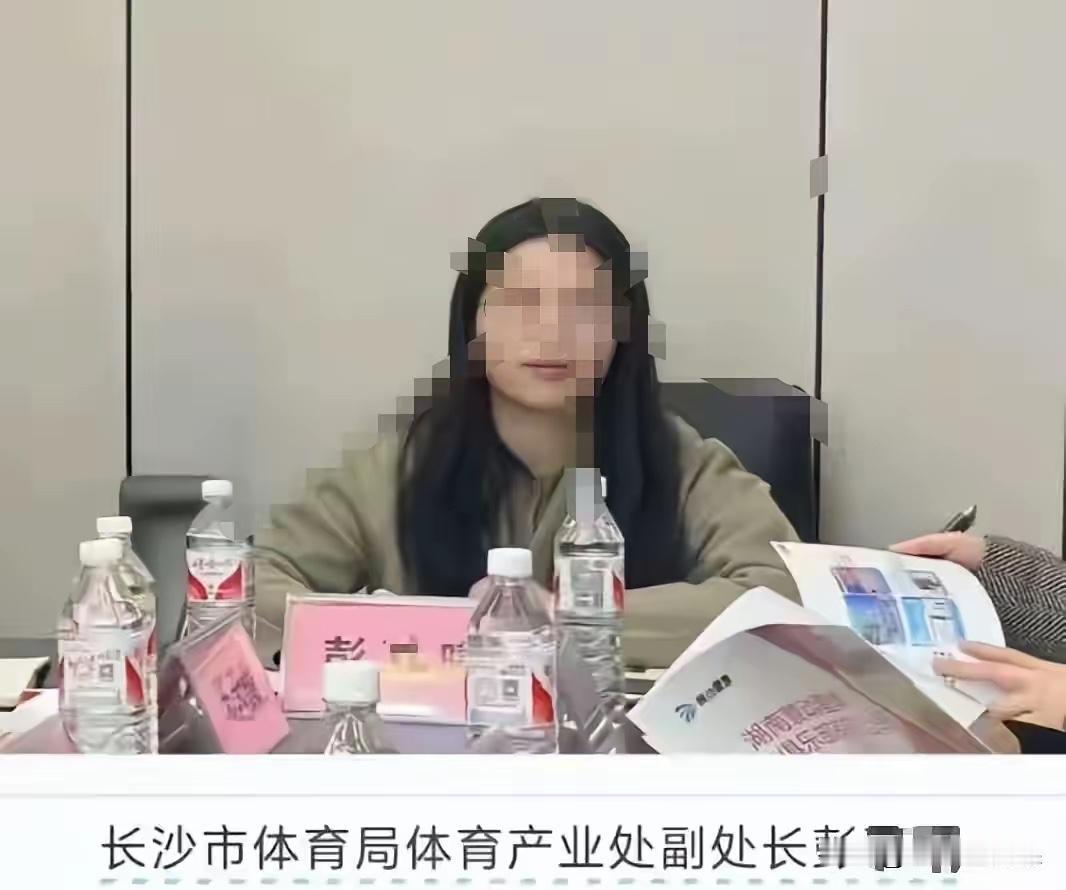 你刷到这桩闹得沸沸扬扬的霸占车位的新闻没？一位业主买的私人车位，连续好几天被一辆
