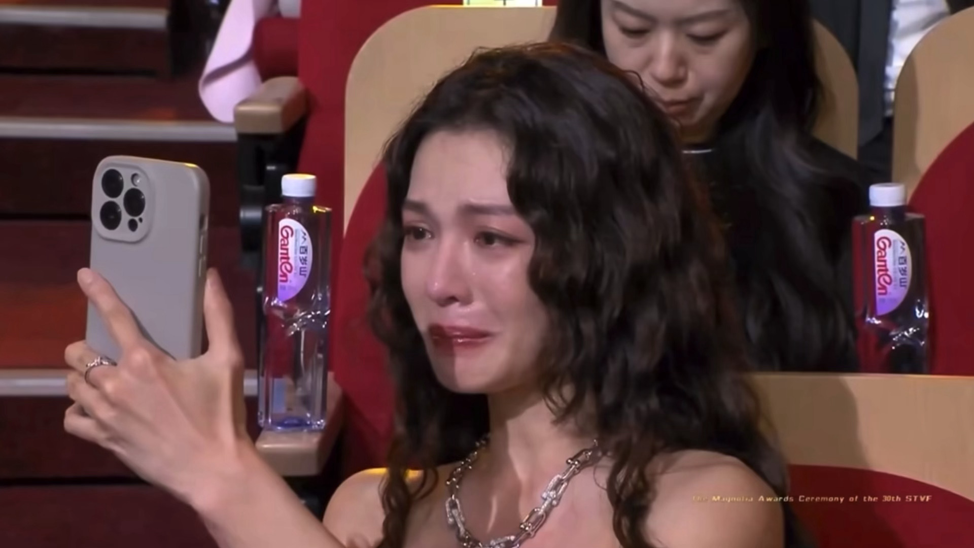 我们会在自己获奖时候感谢对方，我们会在对方荣誉时刻对此落泪-我们是彼此选择的家人