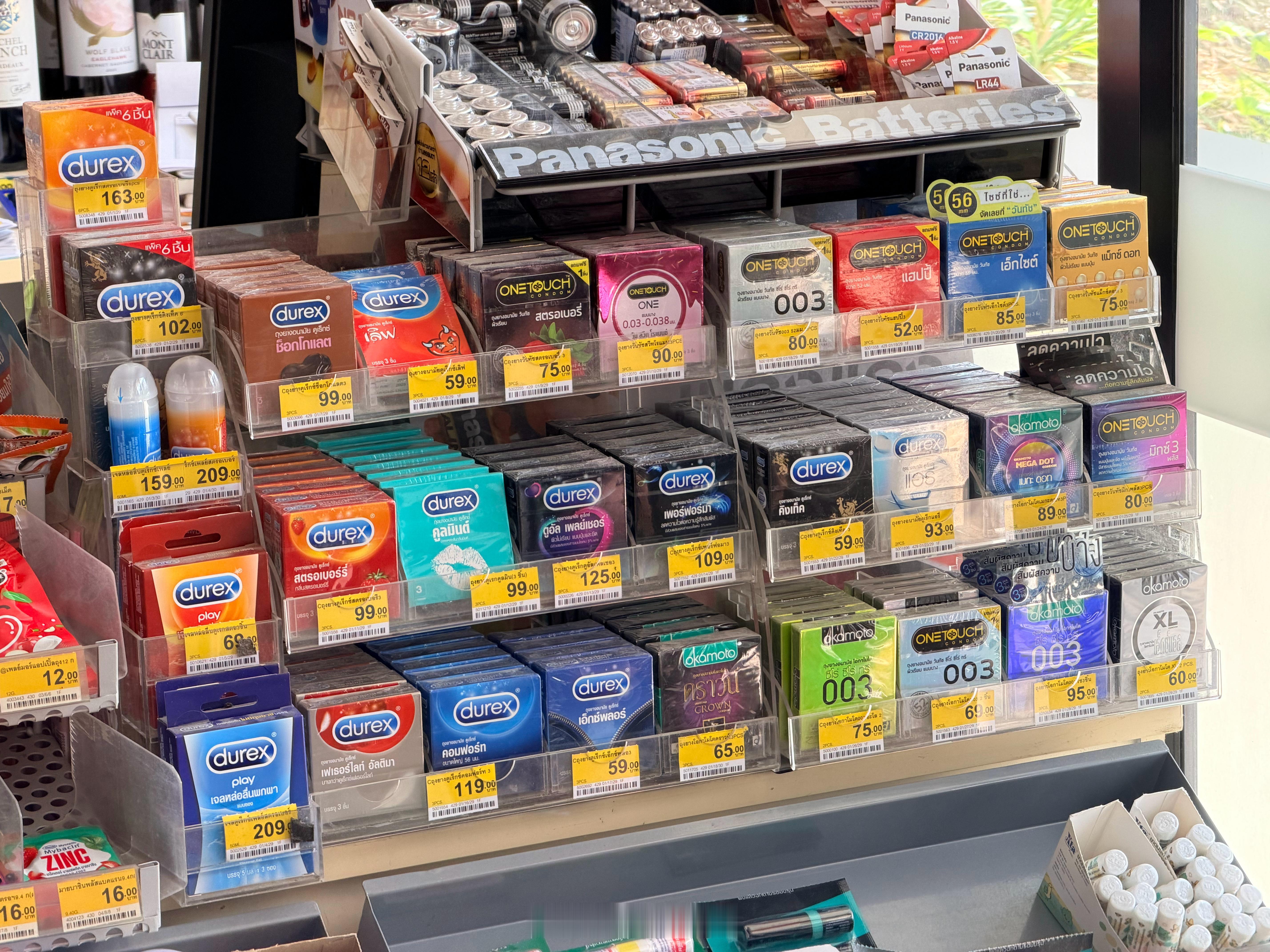 老丈人在超市指着这一堆跟我说：“泰国的烟我没抽过，一会儿你给我随便买一包，我尝尝