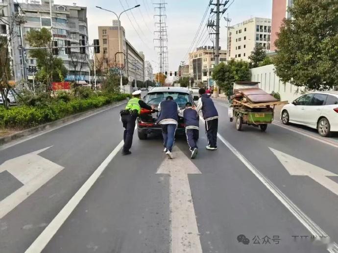 客车街头抛锚台州三位小孩哥联手推车车流中，三个小小的身影在奋力推车。这暖心一幕，