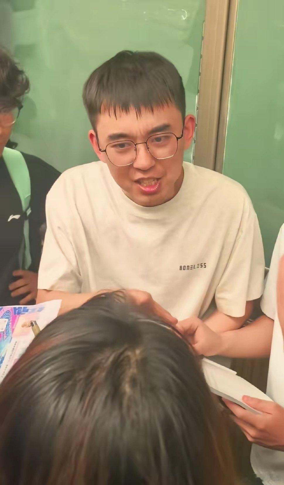 耿同学重回吉林大学阔别之后重回吉大校园，现身校园日活动登台宣讲，熟悉的故土与母校
