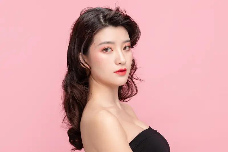 什么样的女性最吸引人？我觉得有很多种。
像天蝎女，刚认识时冷冷的，爱答不理，神秘
