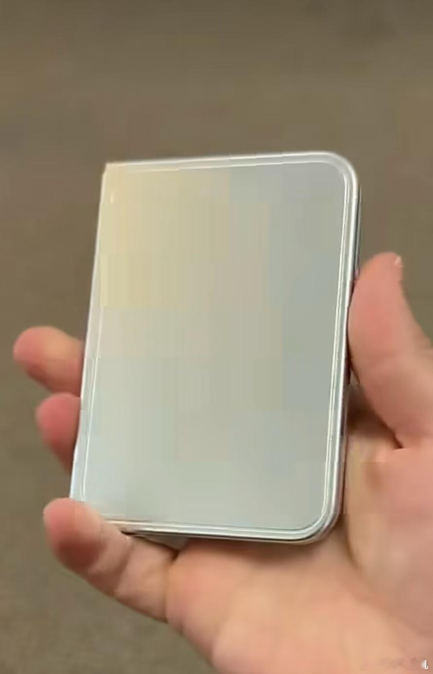 iPhoneUltra金属机模，说实话如果是好几年之前看到这个，可能会很惊艳。但