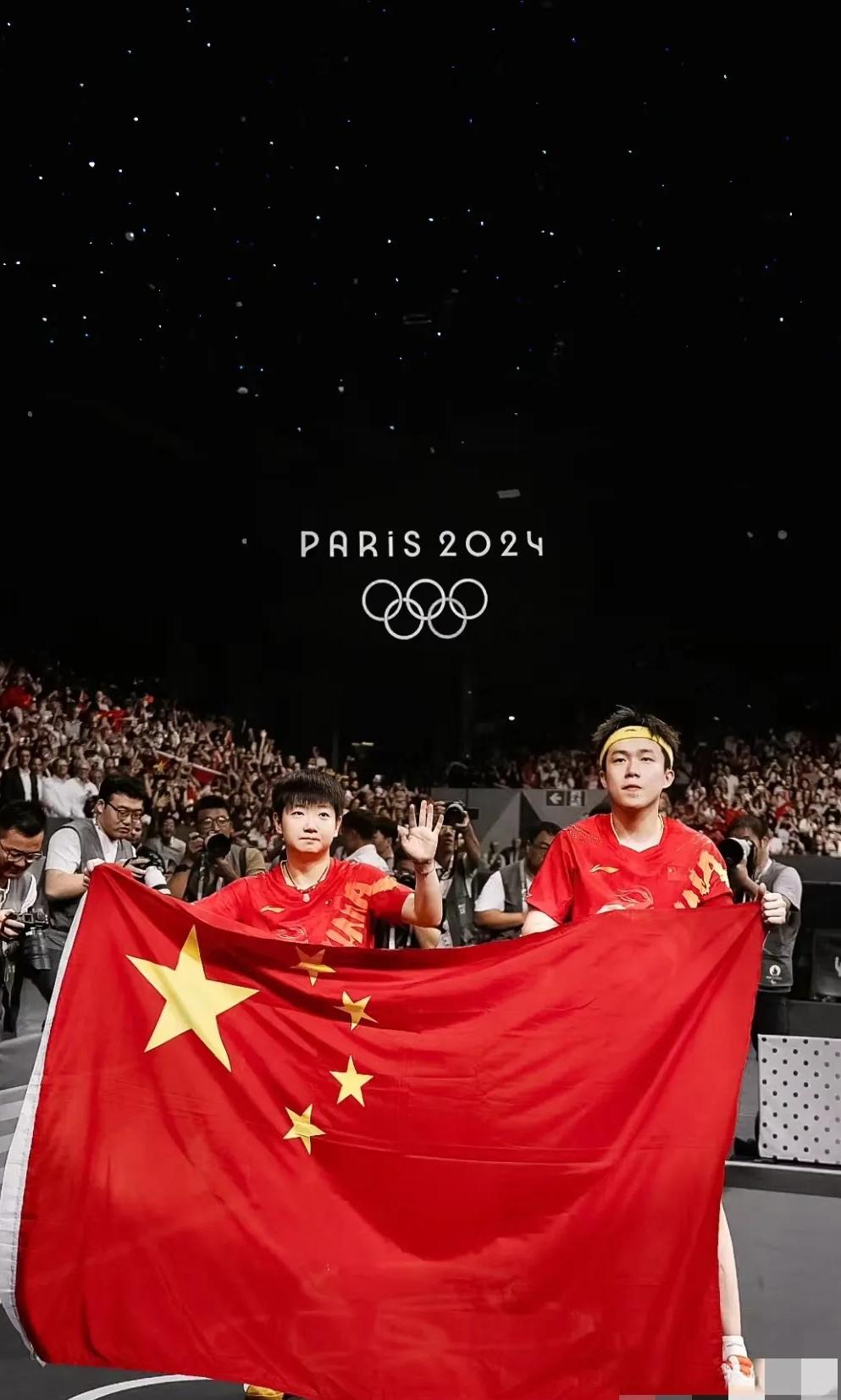 中国红啊，那是一种看一眼就热血沸腾的颜色。

五星红旗飘扬的时候，就感觉特别有底