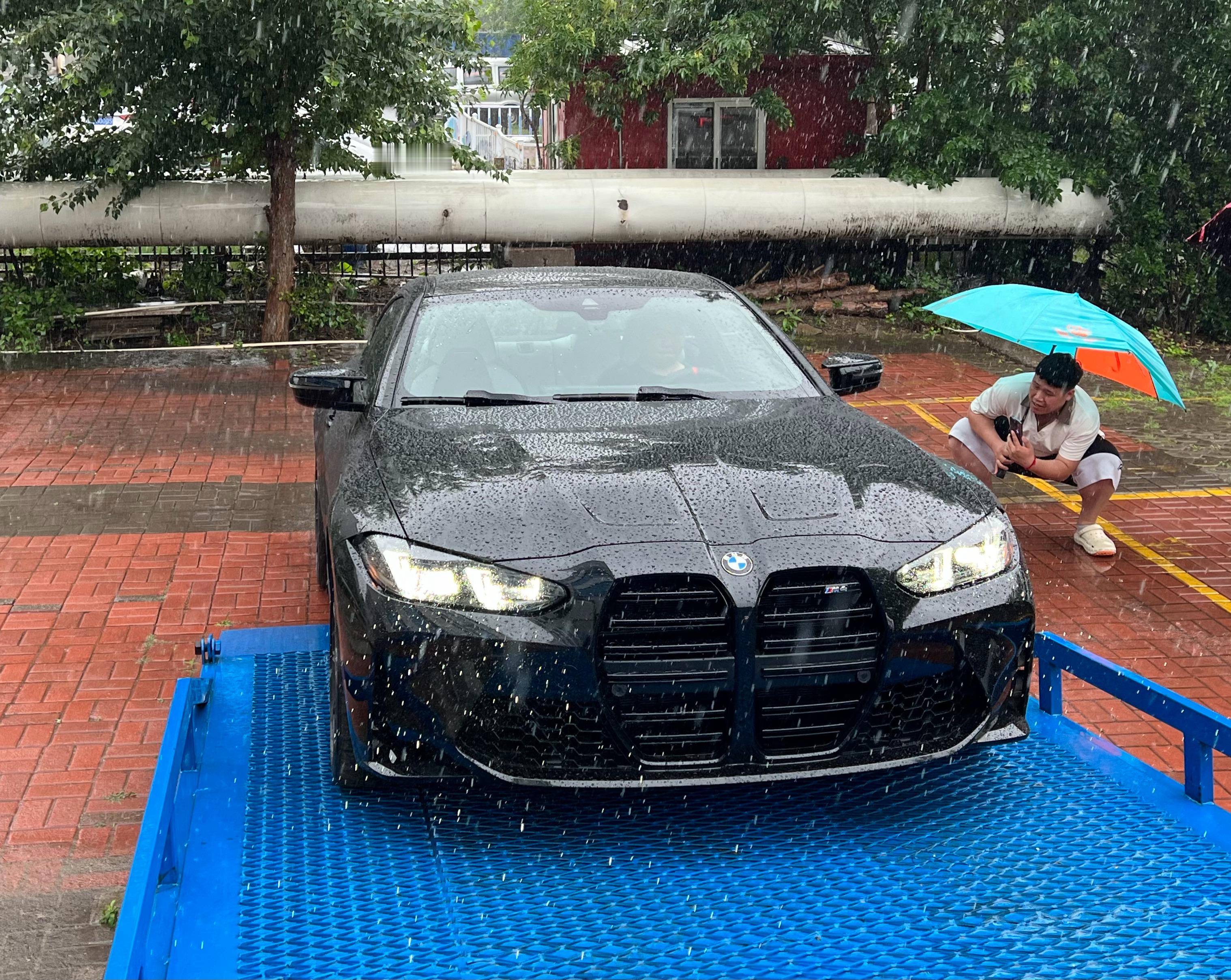 手动挡M4 拆箱完成黑外白内，熊猫配色下个月可交车，可以备案大尾翼接受预定柴斯基