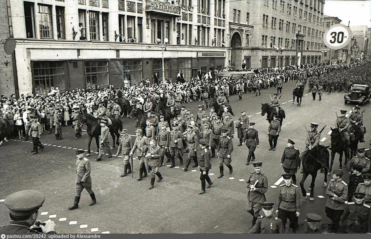 1944年7月17日，战败者的游街。斯大林叫它为苏联的《大华尔兹》
这次游街由5