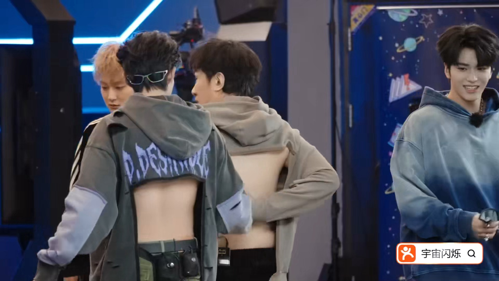 我们孩子还算露背少的哈哈哈哈哈脸哥都开到胳肢窝了 