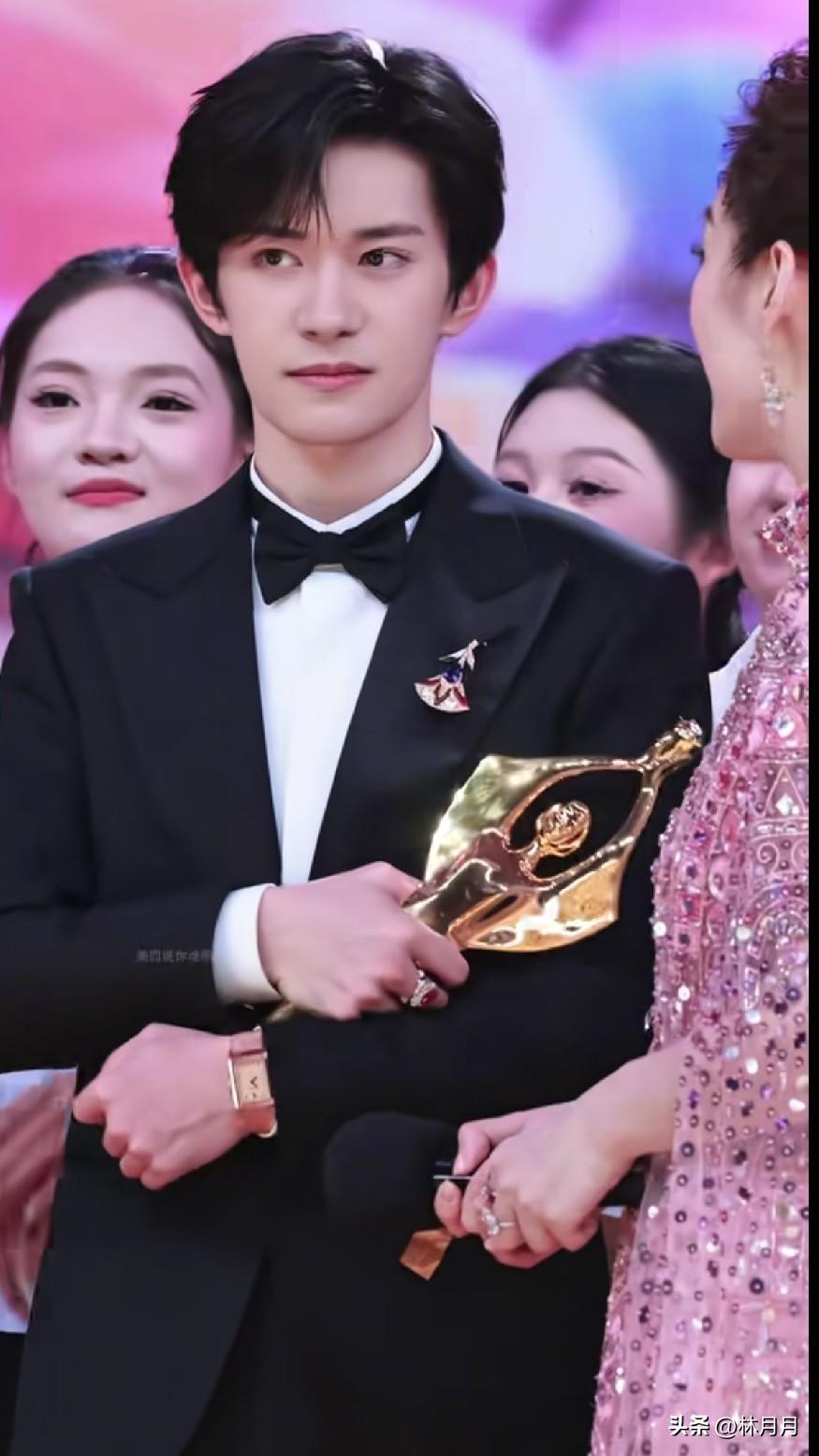 易烊千玺抱着最佳男主奖杯的高清图集

我00后在干嘛？我在玩泥巴而易烊千玺却获得