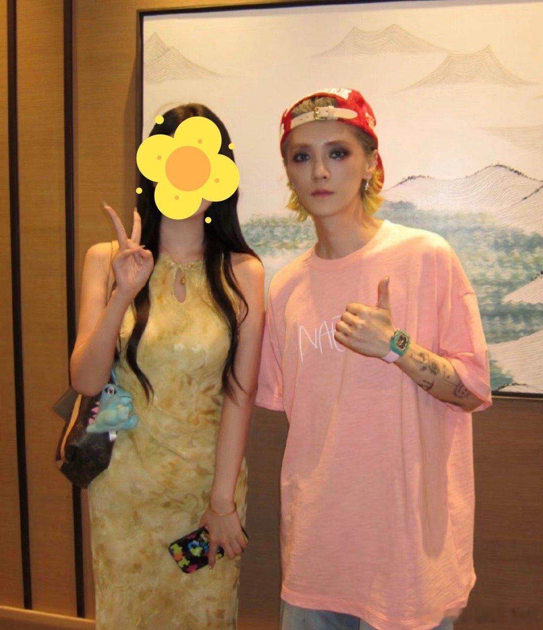 瘦了好多，感觉都不爱笑了，干嘛把自己折腾成这样[苦涩] ​​​