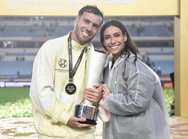 #塞尔吉尼奥晒照庆祝超级杯夺冠#代表国安夺得超级杯冠军后，塞尔吉尼奥在社媒晒照进