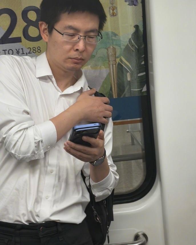 宇树科技老板王兴兴现身机场，独自背包没助理，依旧低调不爱笑。
