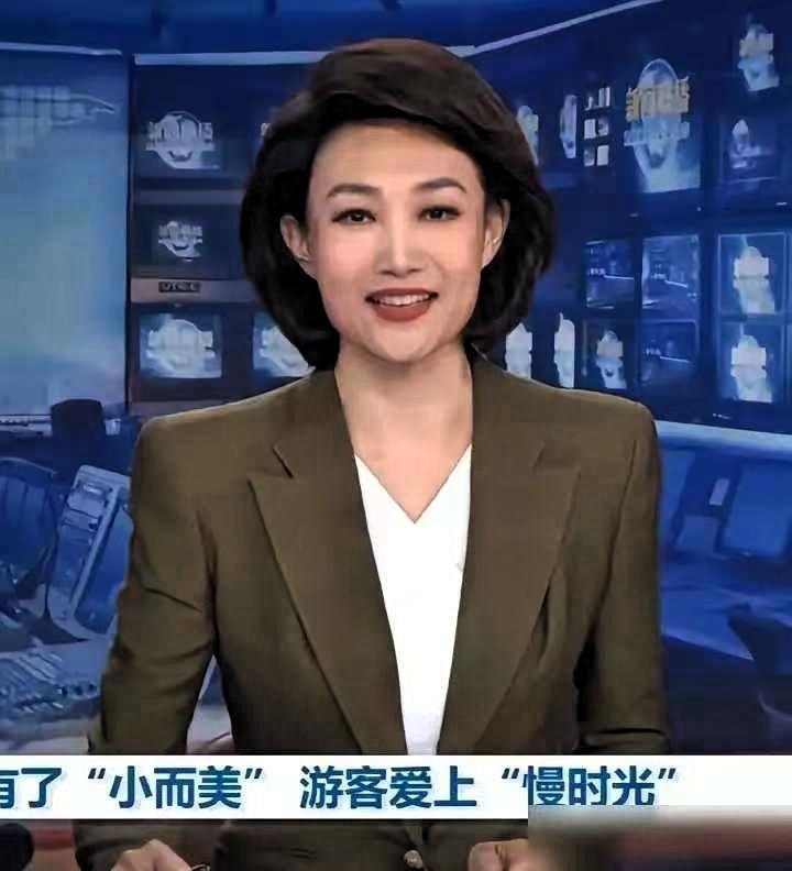 导播猛切镜头都来不及，李梓萌当着全国观众的面，噗嗤一声低头憋笑，脸都红了。你以为