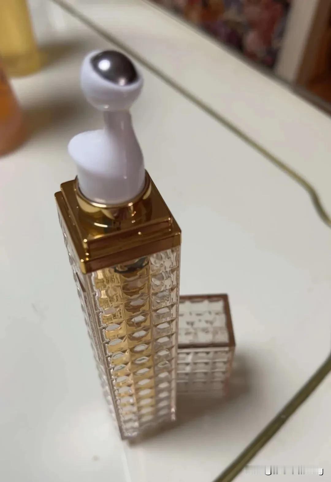 #春日生活打卡季#女人过了25岁以后，眼部皮肤就开始逐渐衰老。作为日常护理我们就