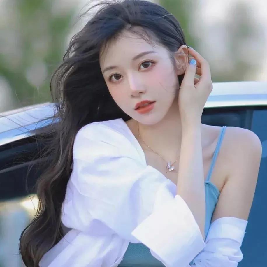 阳光明媚的午后，车边轻抚发丝，清新自然。