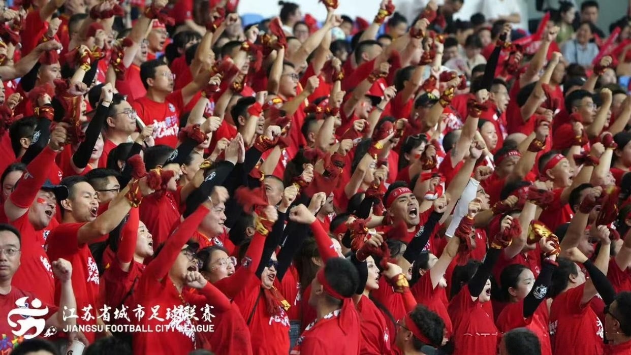 新京报：11月1日晚，苏超决赛落幕。自5月10日开赛以来，苏超一路“爆红”。现场