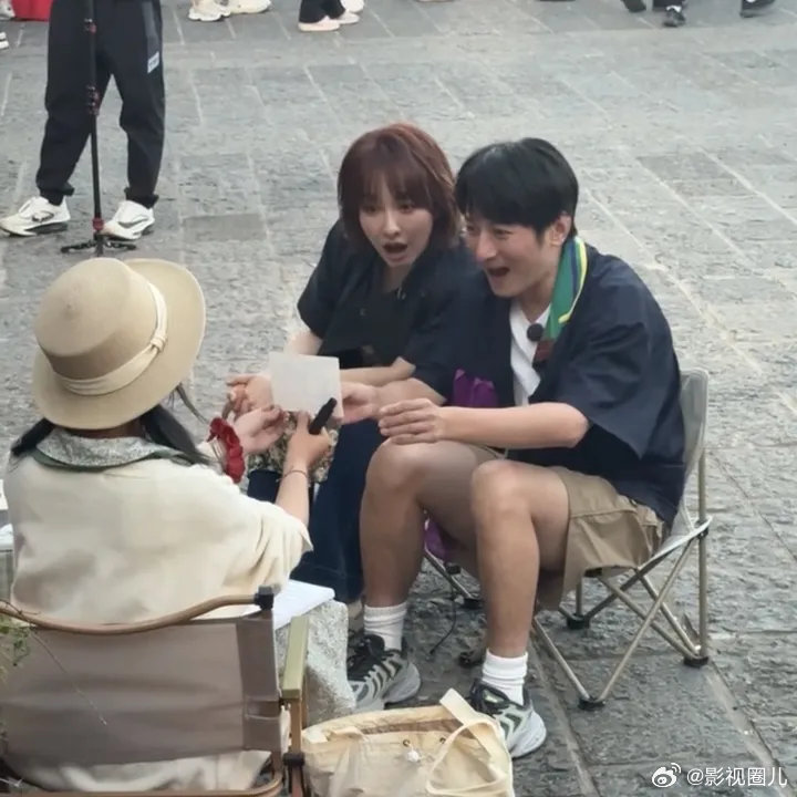 大理偶遇吴昕李维嘉吴昕李维嘉大理画自画像大理偶遇吴昕李维嘉啦！两人在画自画像哈哈