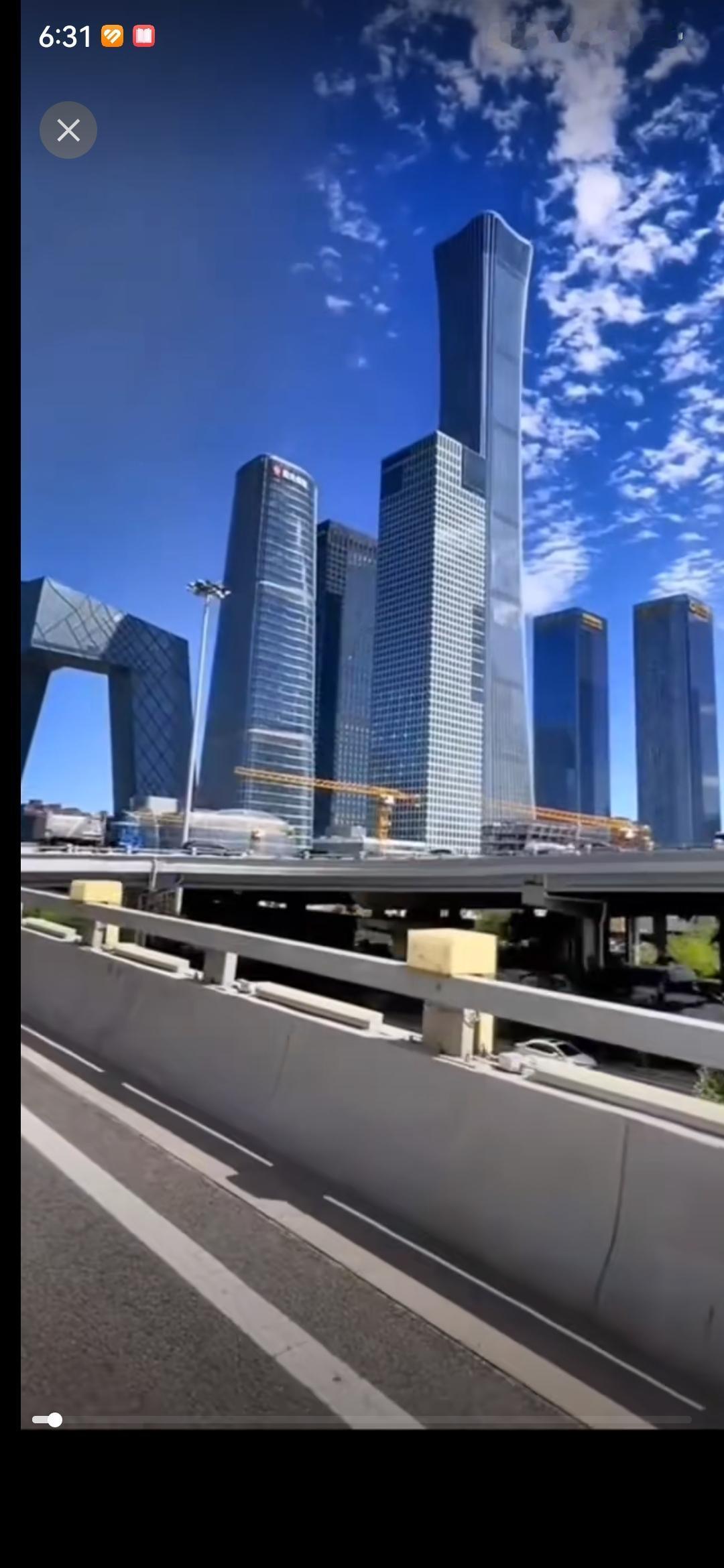 在上海迪士尼，走优速通道的人，未必是有钱人，他们也许只是是愿意花这笔钱的人。
