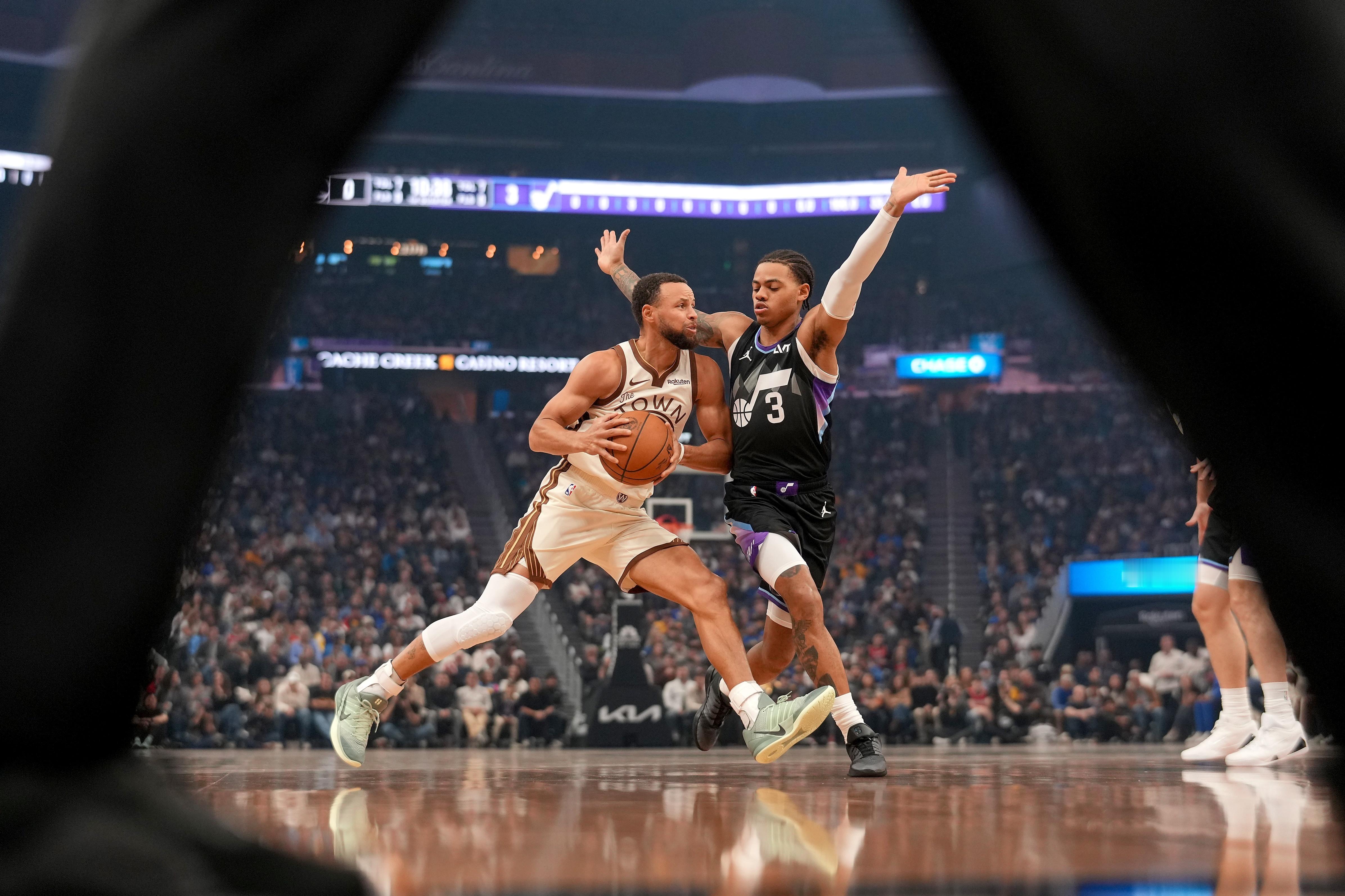 库里时隔12年再穿耐克打比赛！上脚Sabrina3，约内斯库本人今天也来到了现场