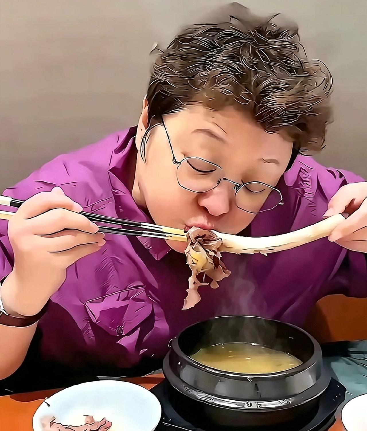 都说她经常吃不上饭，但很纳闷的是她为什么还那么胖，到处都是她大口吃肉的画面，顿顿
