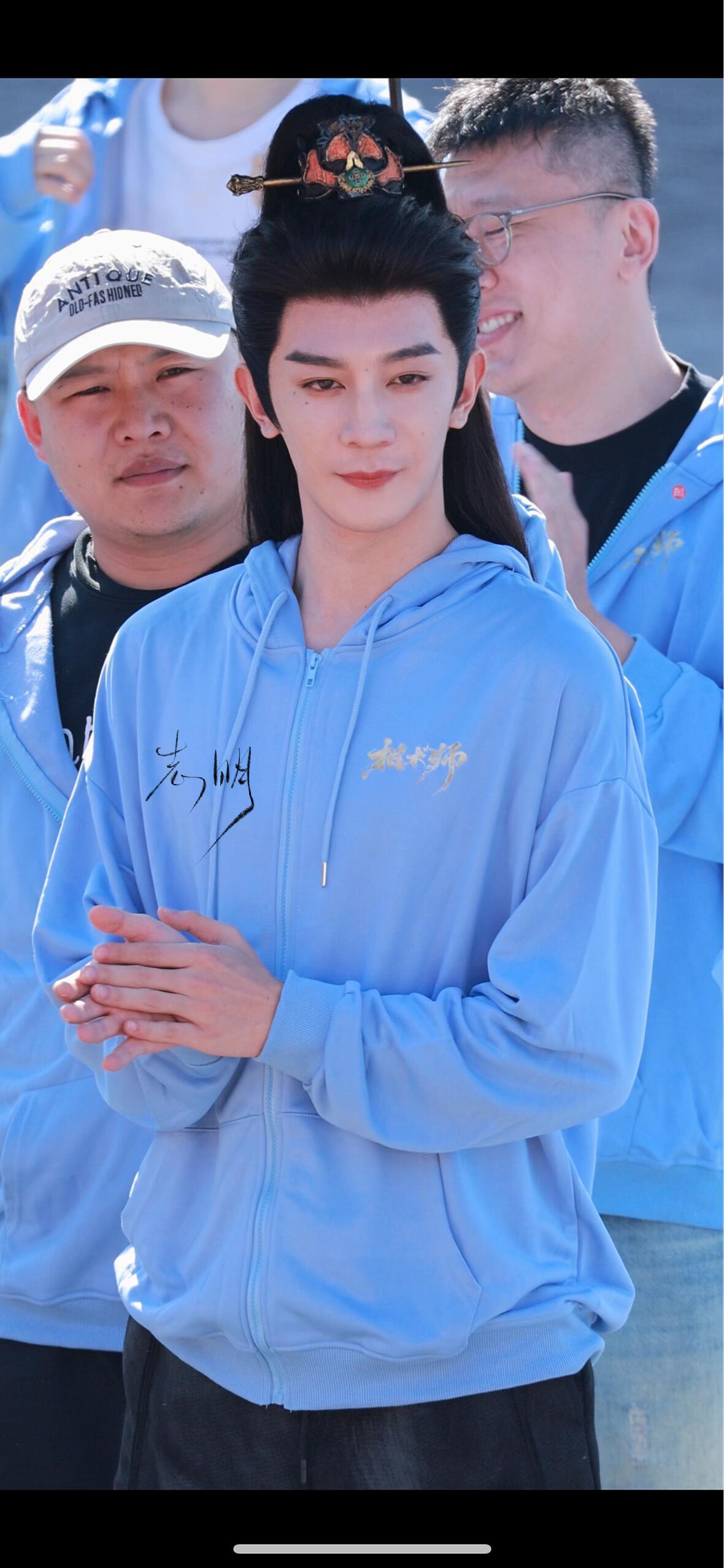 夏之光新剧相术师开机夏之光新剧《相术师》今日开机开机应援排面拉满！开机大吉🧧期