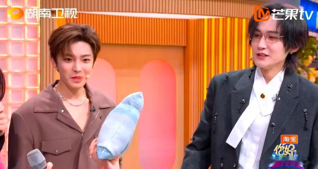 侯明昊还笑等会儿就笑不出来了你好星期六 看到抱枕→想到沙包→点名侯明昊，谭松韵这