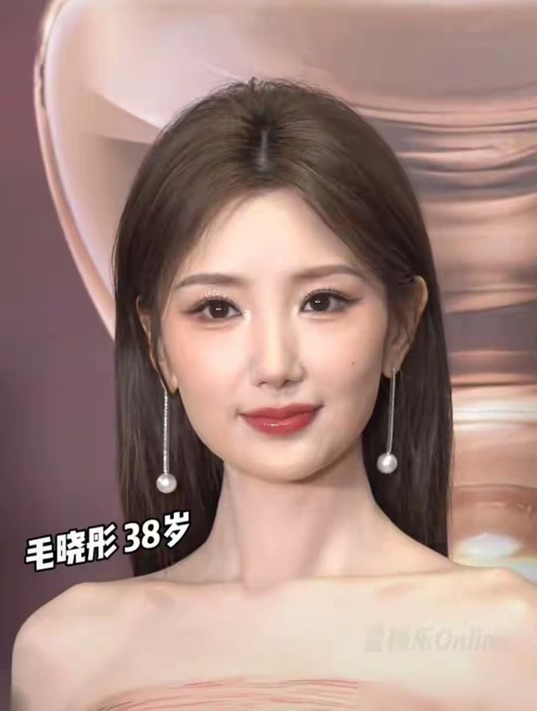 都说毛晓彤换头了，我扒了她最近的生图，吓一跳。
 
以前那张娃娃脸，笑起来两眼弯