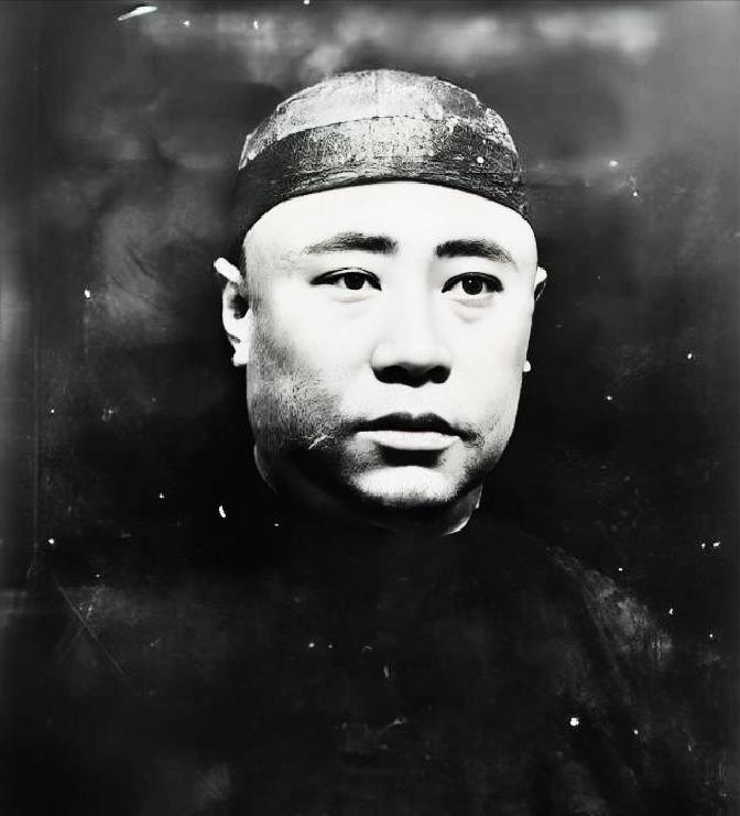 1925年，张作霖治下的铁路局长常荫槐因公出差。听手下说头等包厢有个男客，不买票