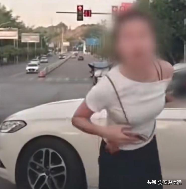 警方通报来了！就该让不遵守规则的人付出代价！重庆通报“一女子挡道指挥加塞”：陈某