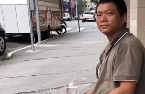 张会长在圣保罗街头见到一个乞讨的中国人，掏出 50 雷亚尔，对方只肯要 5 块 