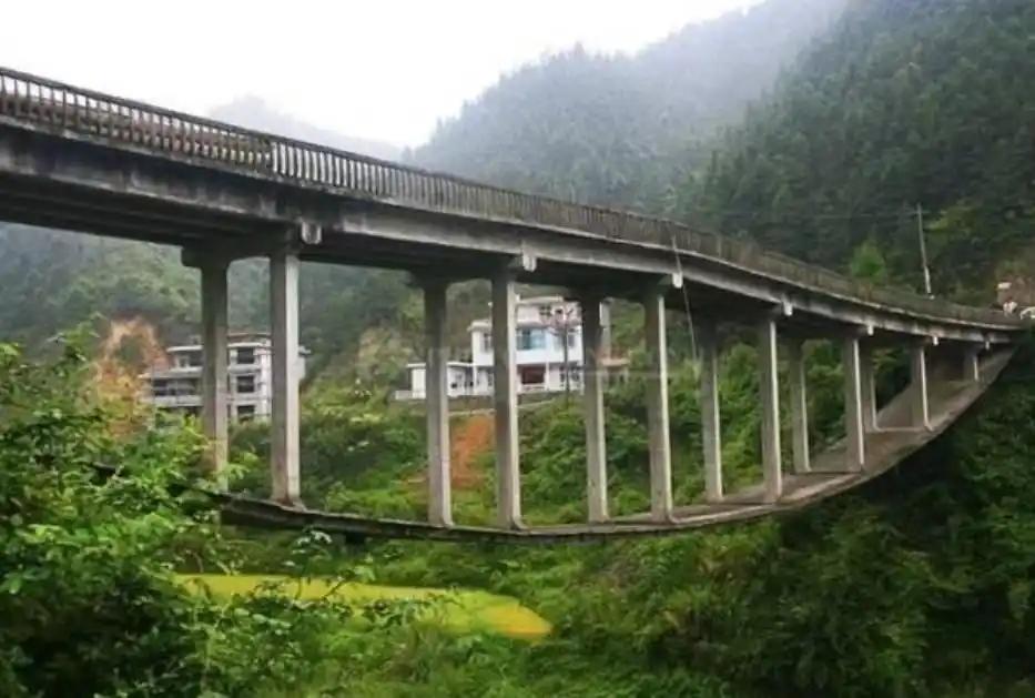 一个连大学都没上过的人，竟花费26万，用30年造出一条74米长的大桥！1989年