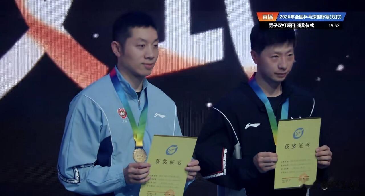 刚刚！马龙许昕夺得男双冠军！
两位老将刚复出组合就拿了个全国男双冠军，龙蟒组合还