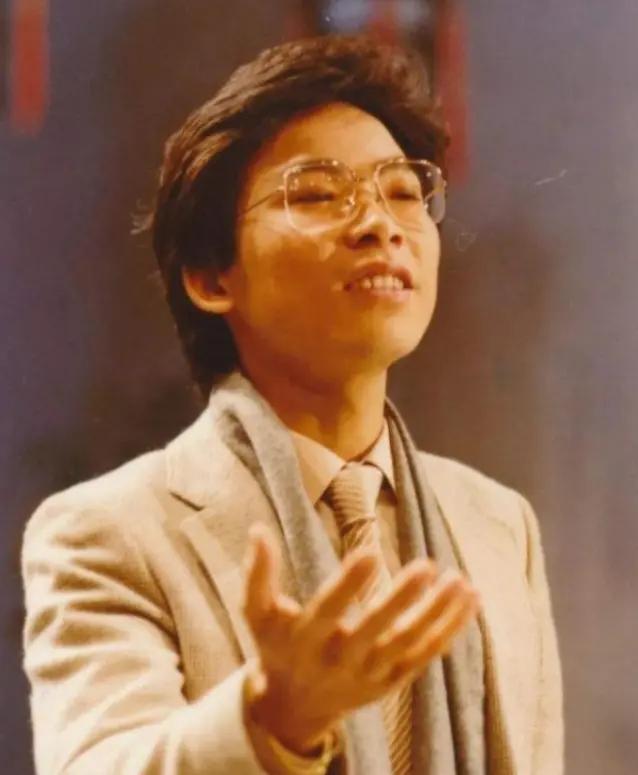 1982年，张明敏唱完《我的中国心》后，被香港乐坛除名，正当他心灰意冷准备回电子