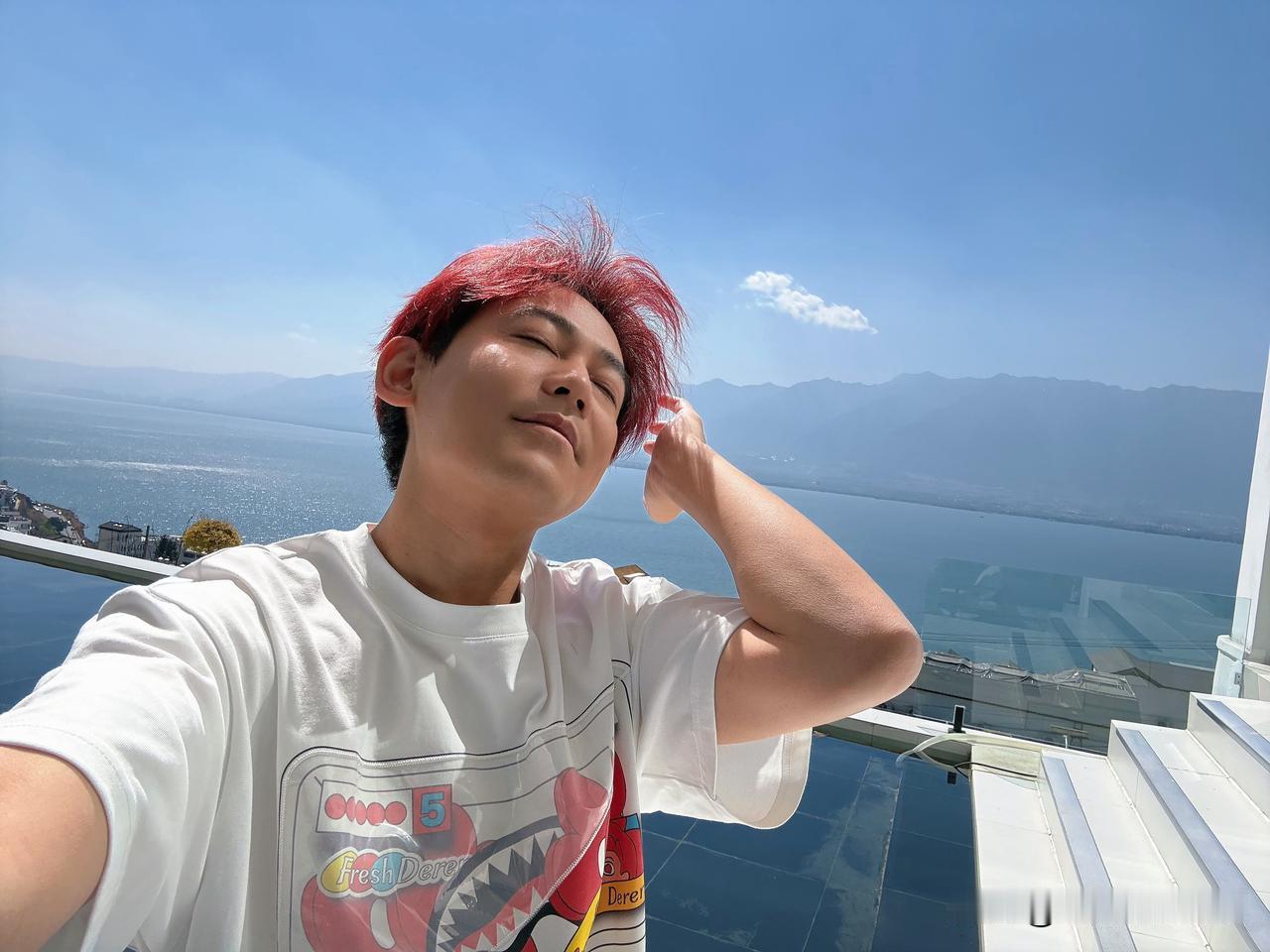 2月16日，苏醒更新旅行动态，并配文“咱就说，有没有点儿网红的味道了”。

醒哥