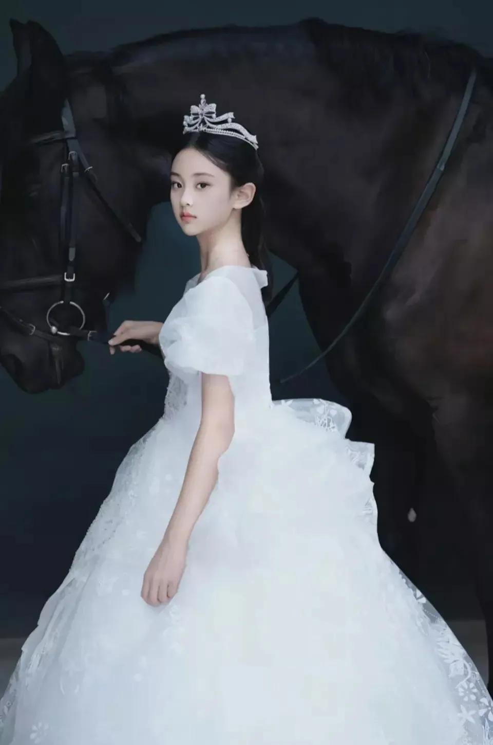 李小璐和女儿同框拍写真，真是女大十八变，越变越好看，小甜馨真是越来越漂亮了，一身