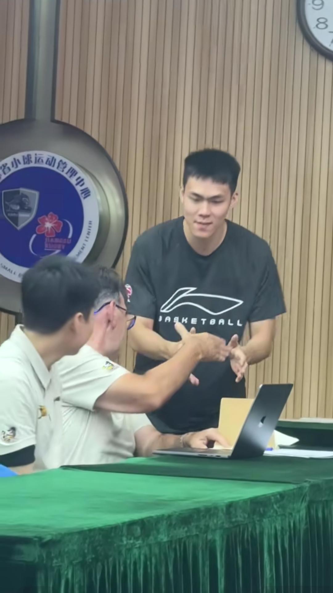 【昨天中国男篮后卫，江苏肯帝亚球员庞峥麟更新作品，结束短暂假期，回到俱乐部报道，