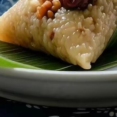 恰逢端午，情意绵长，祝福声声，牵挂不忘，烟火寻常，皆藏诗意，愿你美好接“粽”而至
