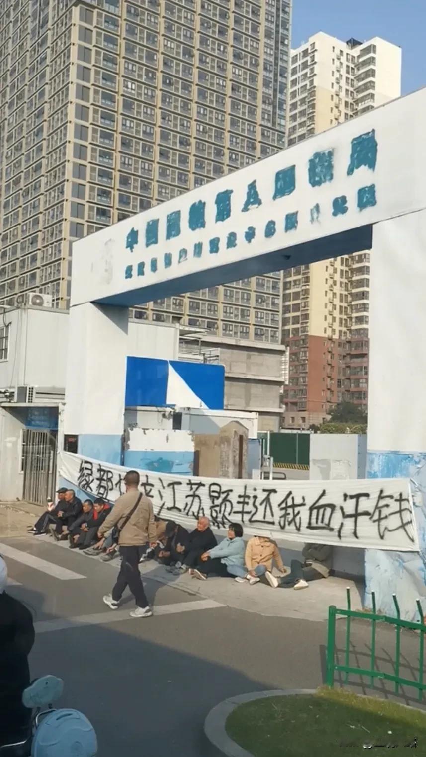 农民工讨薪有多难要问农民工讨薪有多难，恰似巴向以讨回家园…