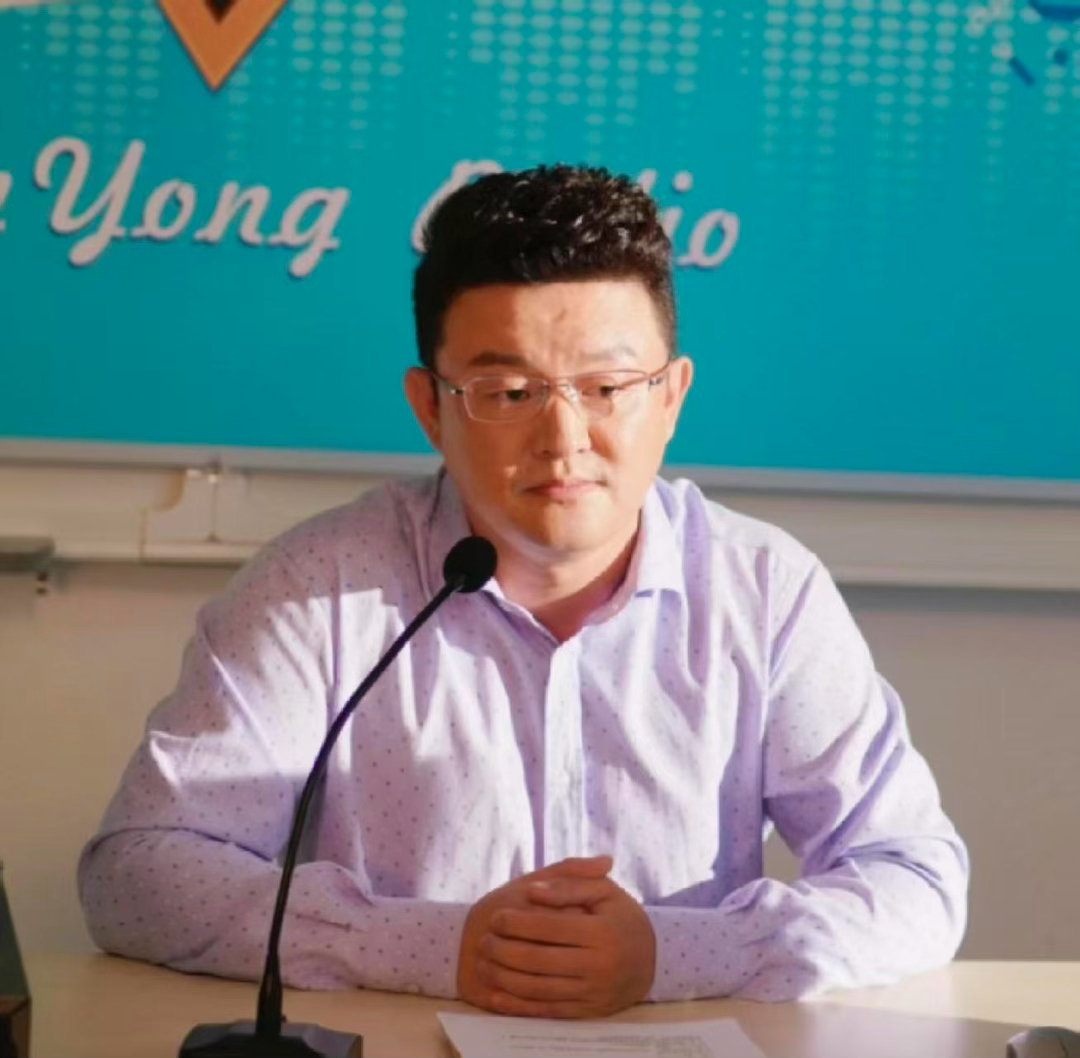 流水的校园剧铁打的教导主任天才女友 每部校园剧里都少不了一个抓纪律、盯成绩的教导