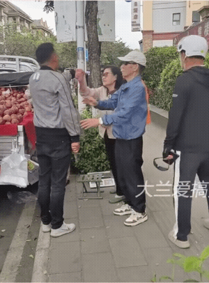试吃一下，感觉味道如何是可以的。发视频的人说，这三位大妈，每人都试吃了一个。最后