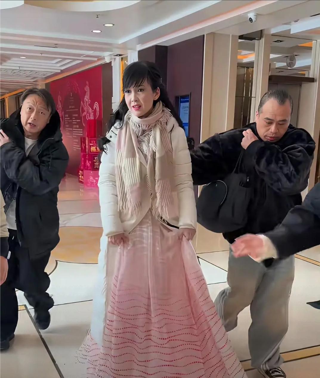 58岁的周慧敏将上马年春晚，这是她首次登上春晚，小时候都很喜欢她，那时的我们，歌