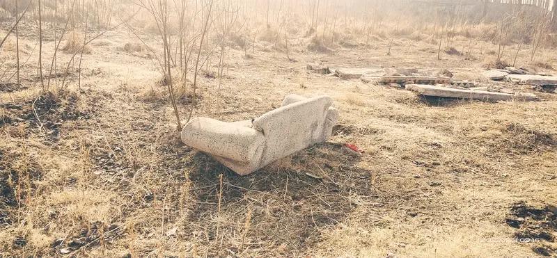 父亲坟前的椅子倒了，女子没法回去 
叫出租车司机帮忙
司机的举动让她瞬间泪目…出