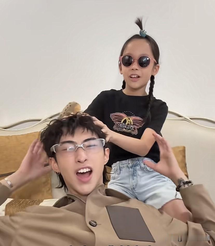 伊能静儿子女儿同框，恩利跟妹妹一起唱哥哥的歌，米粒扎两个麻花辫，把刘海扎起来，变