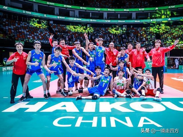 在海口进行的U18男排亚锦赛1/4决赛，中国队在以23-25、22-25先输两局