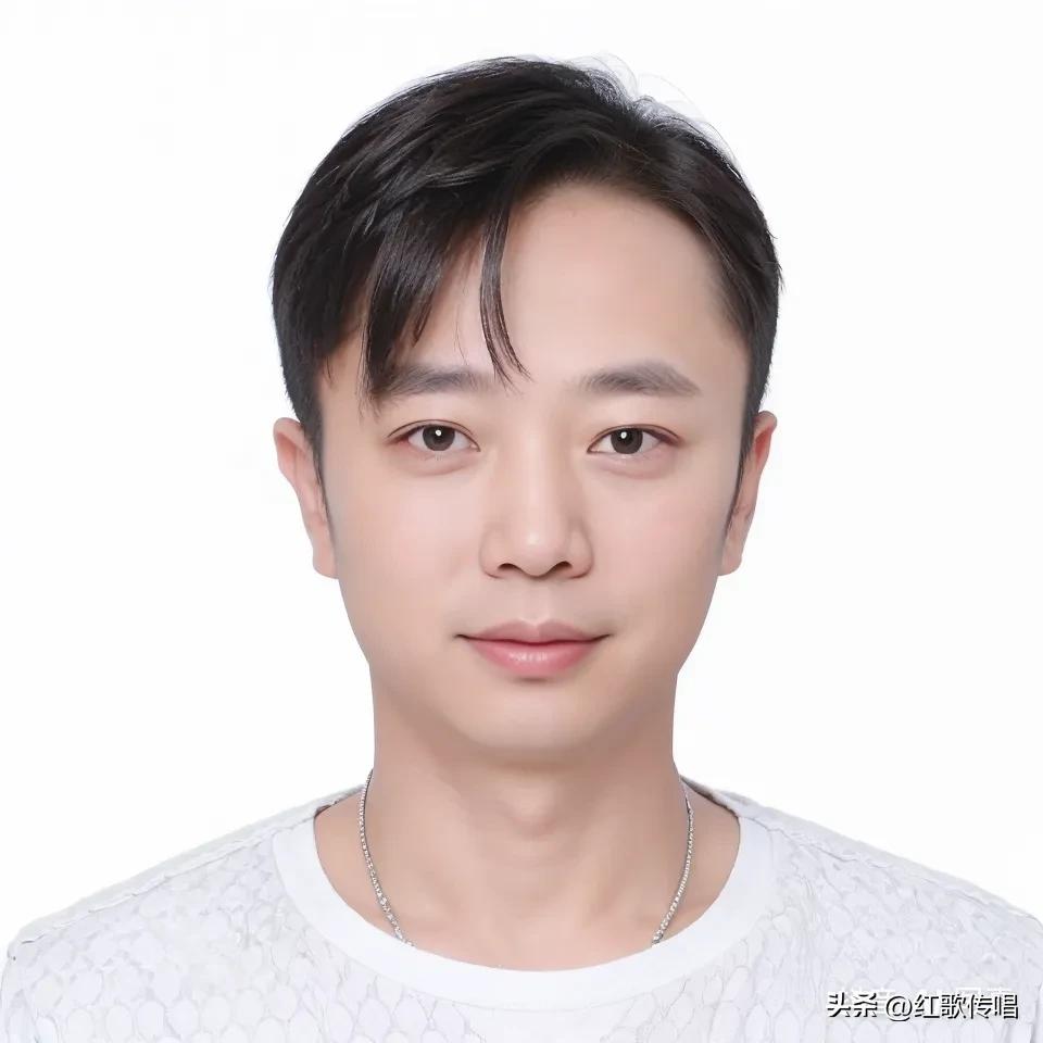 气质型男往往给人低调优雅、清新自然的感觉。就像男人过了40岁，发型选对很关键。那