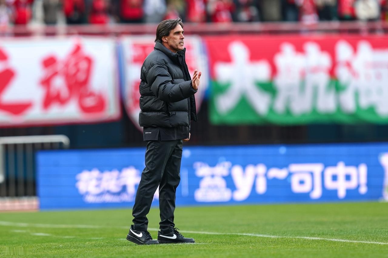 河南队主帅拉莫斯，距离河南足球史上最为成功的主教练只差一场比赛！
拉莫斯先生，请