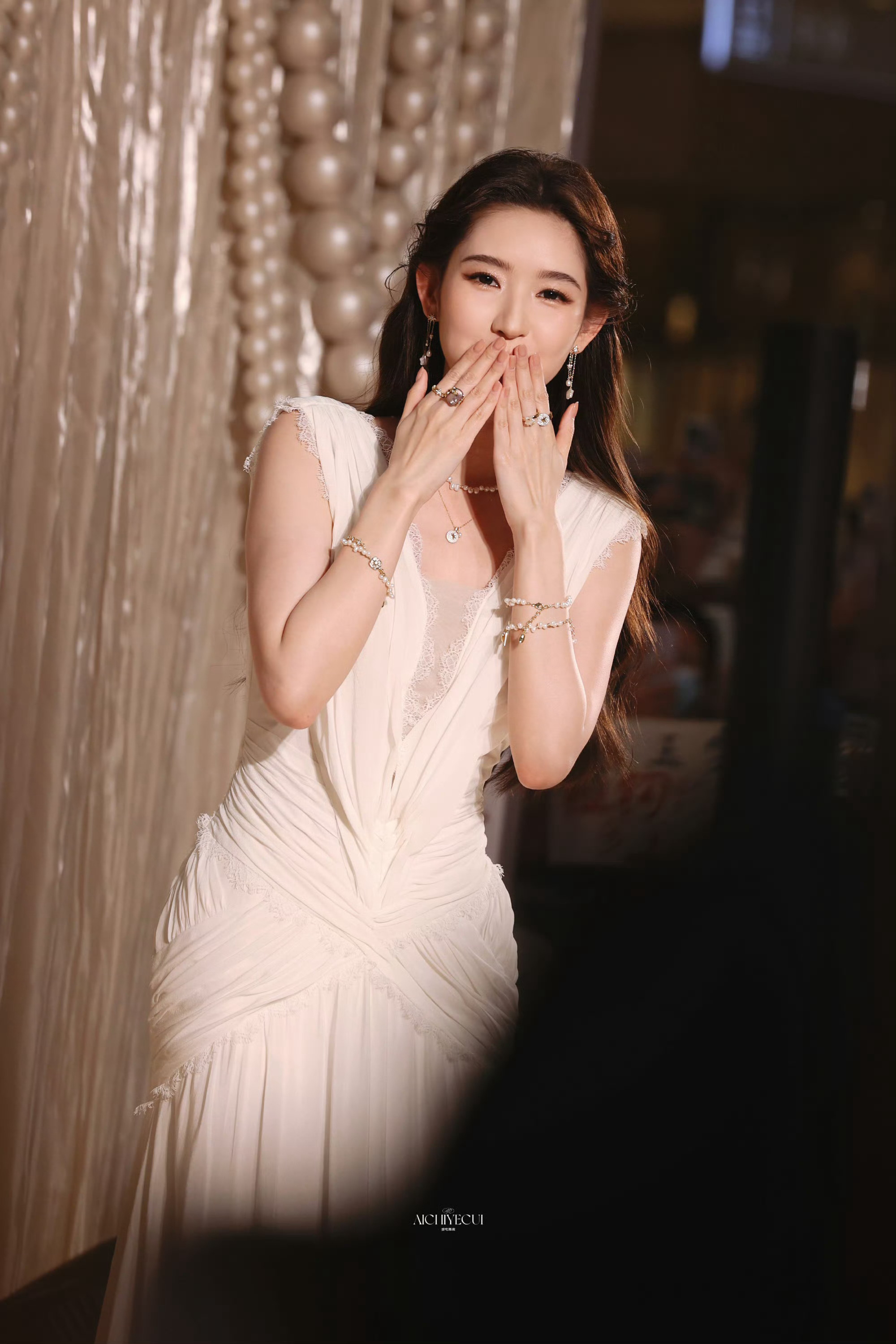 王玉雯让粉丝摘下手链王玉雯送粉丝手链谁能不心动！王玉雯主动摘下自己佩戴的首饰赠予