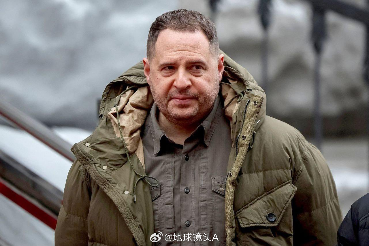 俄乌冲突 还记得叶尔马克被解职后信誓旦旦要上前线蹲坑干兽人么？他甚至还去训练场与